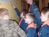 Richard visar scouterna hur dom ska sätta upp sina namnbrickor i hallen